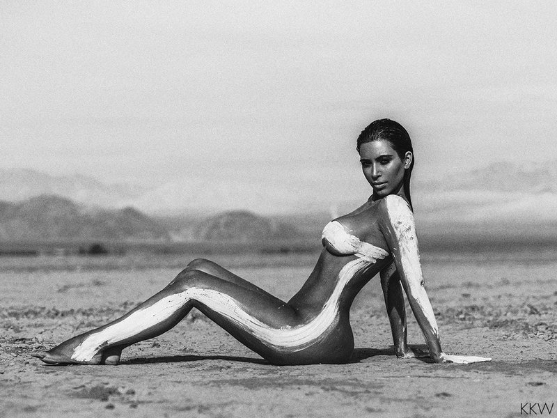 Kim Kardashian naked desert pics