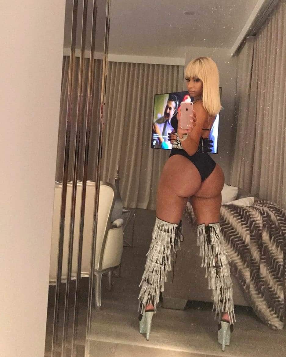Nicki Minaj ass selfie