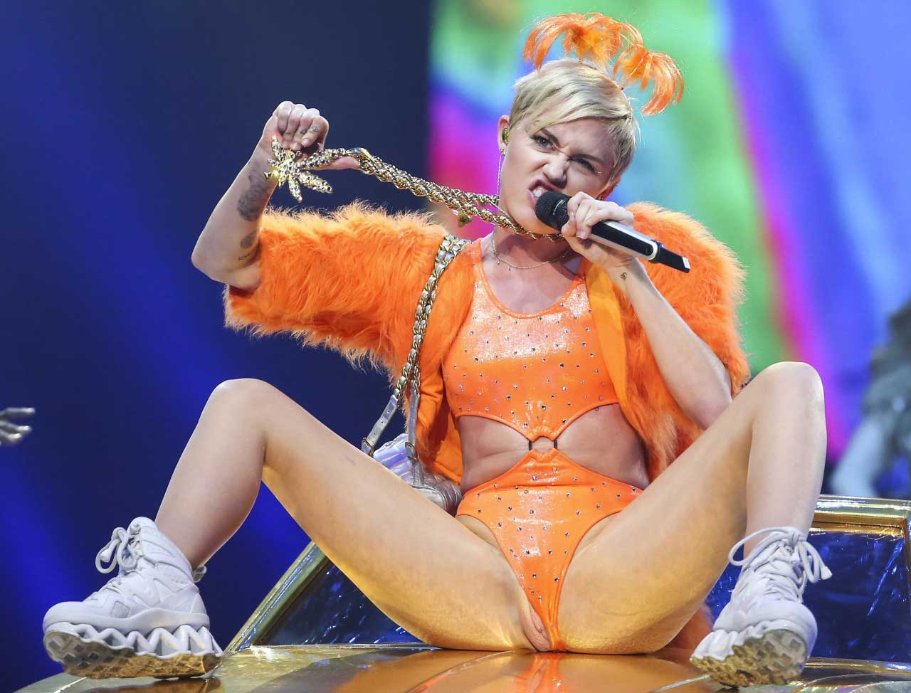 Miley Cyrus pussy slip on stage