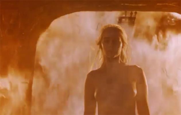 totally nude emilia clarke in game of thrones fire scene