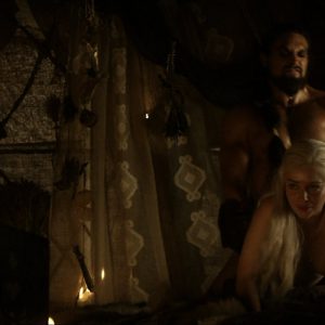 celeb emilia clarke strips it off for game of thrones