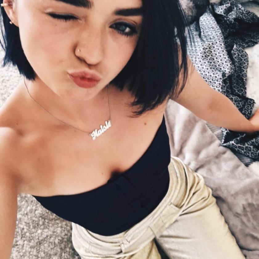 Maisie Williams sexy cleavage