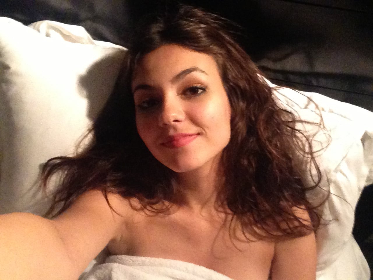 fappening pic of singer victoria justice taking a selfie in bed