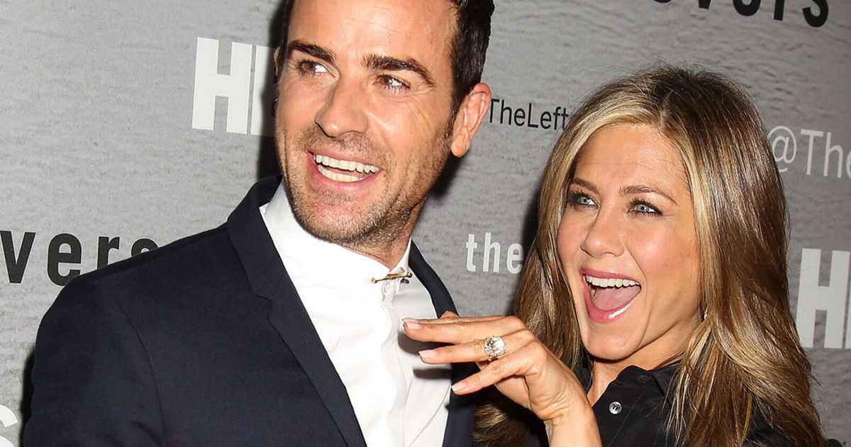 Justin Theroux and jennifer aniston engaged pic showing off her ring
