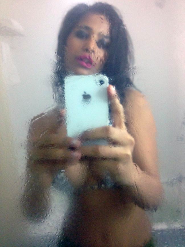 selfie bikini pic of Poonam Pandey