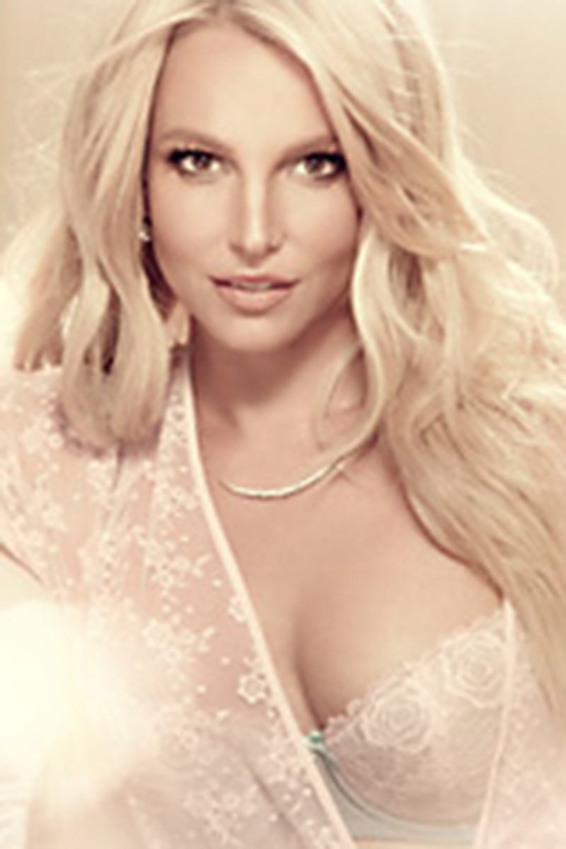 Britney Spears showing her cleavage in modeling pic