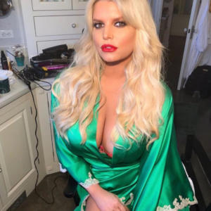 Jessica Simpson busty pic
