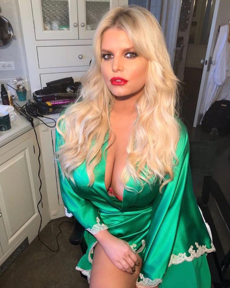 Jessica Simpson busty pic