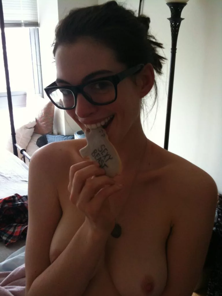 Hathaway naked amy Anne Hathaway