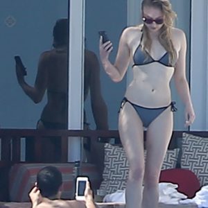 Sophie Turner hot boobs